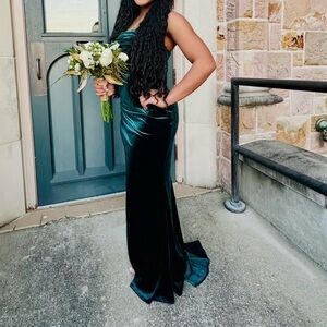 Elegant Velvet Evening Gown - Green